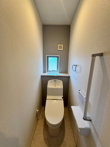 小窓付きで換気がしやすく、明るく衛生的なトイレスペースです。