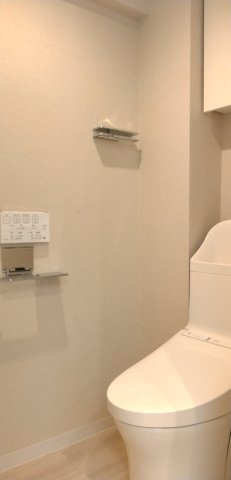 温水洗浄付き、片引き戸で開閉できる使い勝手の良いお手洗いです