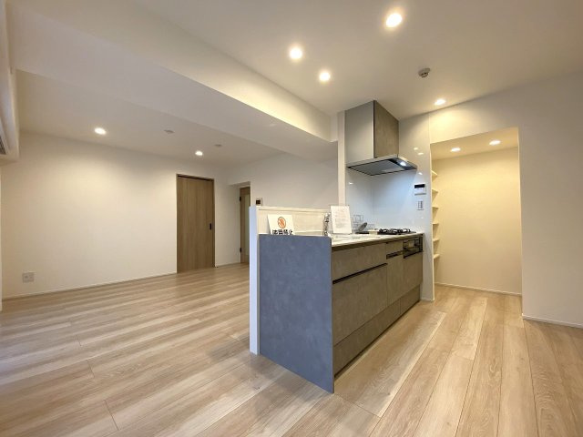 お部屋全体を見渡せる開放感のあるリビングスペースです。清潔感のある内装でデザインされており、どんなテイストのインテリアとも相性が良く、心地よい住環境を作り出すことができます。