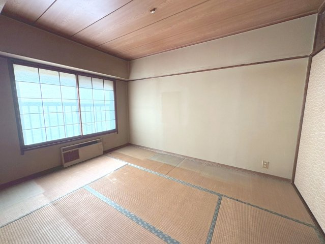 南側和室6畳　使用感のある室内はリフォームがおススメです。