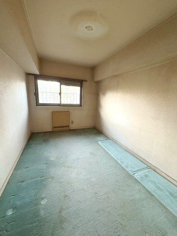 北側約6帖　使用感のある室内はリフォームがおススメです。