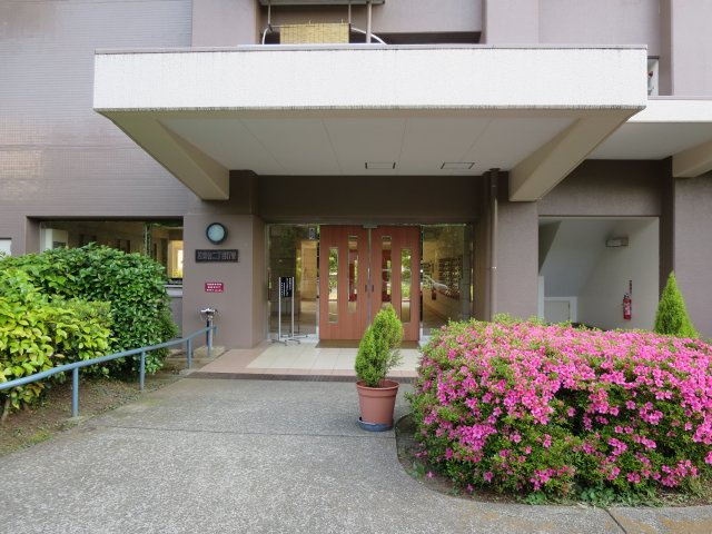 緑豊かな環境のマンションエントランス部分