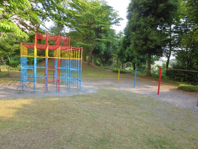 マンション棟の前にある遊具