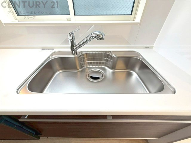 大きなシンクでお鍋などの大きな調理器具を洗う際にも便利です。　