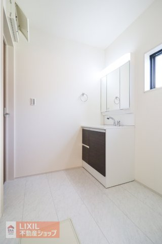 【脱衣所】現地完成写真。洗面脱衣所はゆったりとしたスペースで使いやすく、光取り、換気用の小窓が付いています。