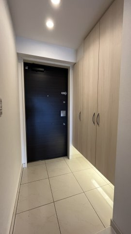 ゆったりとした玄関スペースです。　タイル張りが高級感を演出しています。