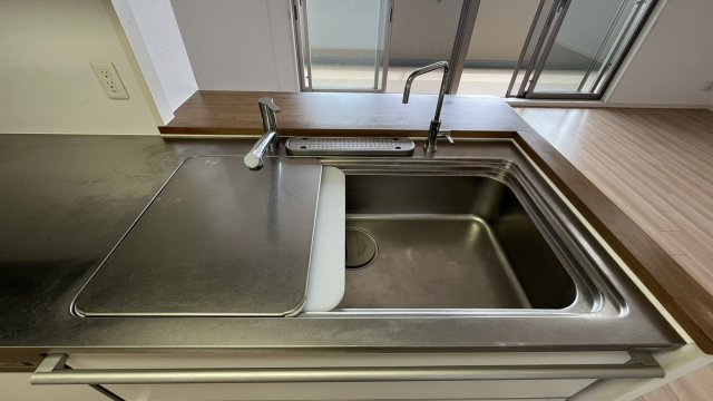 広々としたシンクです。　浄水器もあります。