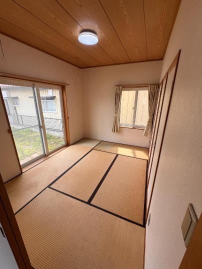 和室でしか味わえない畳ならではの香りや素材で和のやすらぎを感じてください♪畳にはリラックス効果があるといわれています。のんびりするならやっぱり和室が一番ですね♪