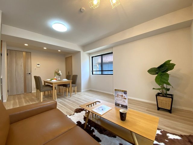 光が心地よく差し込む広々としたリビング空間です。開放感あふれるお部屋では、家族みんなでテレビを囲んだり会話を楽しんだりと、ゆったり落ち着いた寛ぎの時間を過ごせます。
