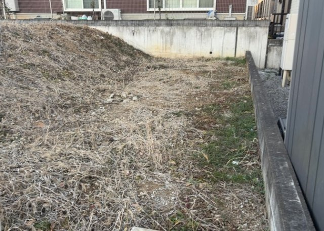土地の面積＝住宅面積ではありません。建ぺい率の問題などで、土地のある場所によって住宅を建てられる面積は限られています。高さもしかり、「土地」という言葉の中には、建築条件も含まれると考えておきましょう。