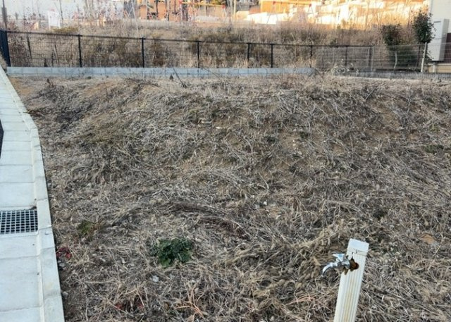 家を建てる場合、方位は要チェックです。現実的に日当たりのよい家ならばリビングは南側、建築基準法でも北側に当たる家への配慮は求められています。土地を見学に行く際は、方位磁針を持って行くようにしましょう。
