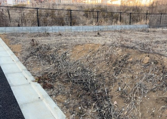 土地の前の道路に消火栓が設置されていることがあります。この場合、道路交通法第45条第1項により、駐車禁止の場所が指定されています。そのため、車庫などの駐車スペースをつくることができない場合があります。