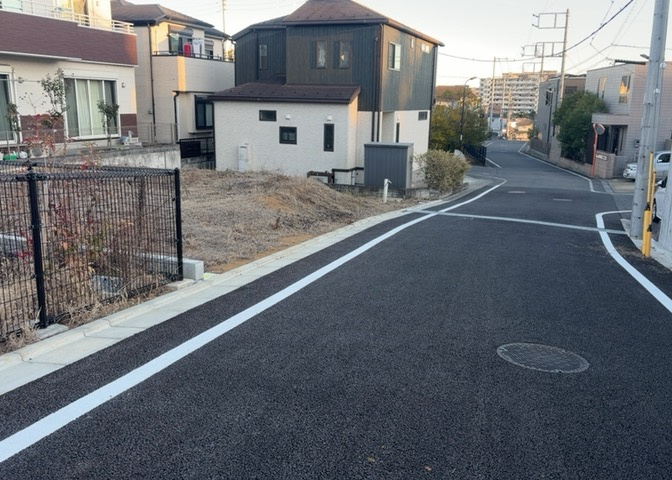 現地に行くなら、物件の周囲の地形がどうなっているかを見ることも大切です。周辺より低くなっている土地では、大雨などで水が集まりやすいため、地盤が弱くなっているということも考えられるため、注意が必要です。