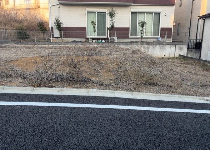 土地購入を検討されている場合、境界杭がない状態で購入してしまうと境界確定測量をする必要があり、費用がかかります。購入の前に、売主、隣土地所有者立ち合いのもと境界を確定し境界杭を設置するのがベストです。