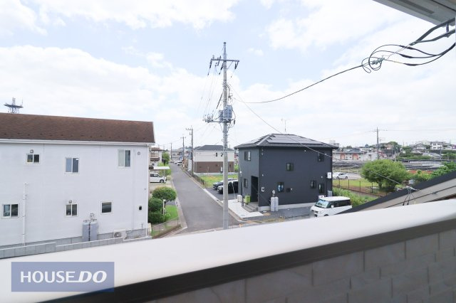 【建物からの眺望】現地完成写真。バルコニーからの景色。十分な間隔が確保されております。