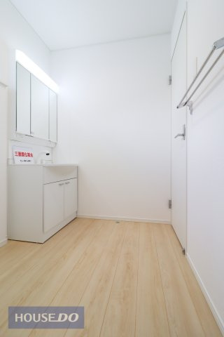 【脱衣所】現地完成写真。洗面脱衣所はゆったりとしたスペースで使いやすいです。