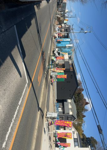 土地の前の道路に消火栓が設置されていることがあります。この場合、道路交通法第45条第1項により、駐車禁止の場所が指定されています。そのため、車庫などの駐車スペースをつくることができない場合があります。
