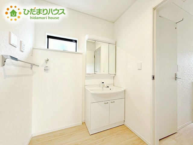 人気の三面鏡洗面台！おしゃれもばっちり♪ご家族分もたっぷり収納できます！