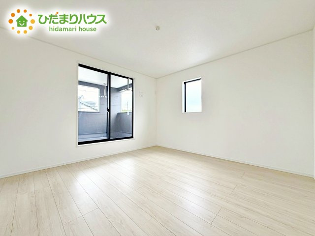 壁紙はシンプルで清潔なホワイトで統一しています。朝の光をたっぷり浴びながら一日をスタート！目覚めは明るくあたたかな場所で。
