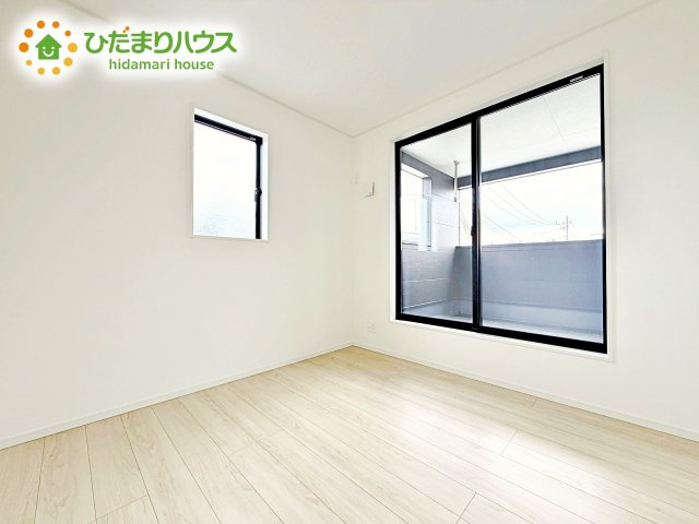 バルコニーに面している居室なので、自然と光が差し込みます。