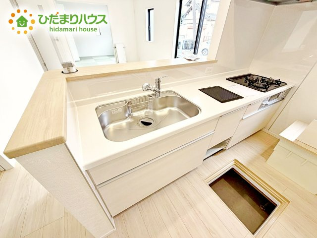 最新のシステムキッチンでお料理がはかどります。大容量収納も魅力です。
