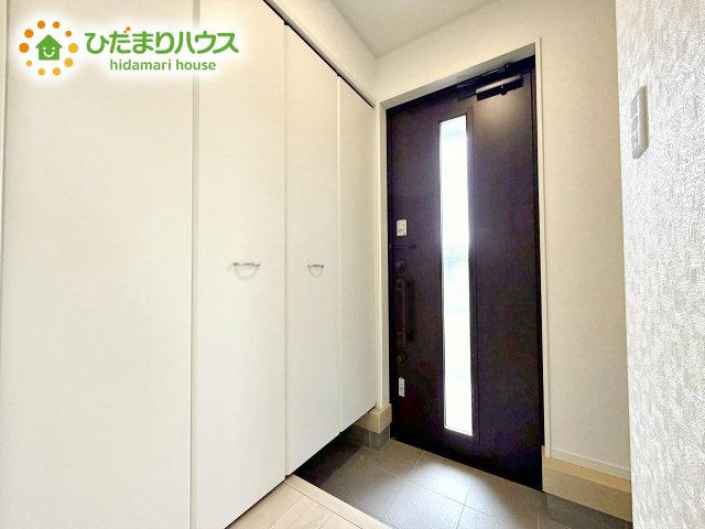 天井まであるシューズボックスは、家族全員の靴が入るため、散らかりがちな玄関もスッキリ片付きますね。