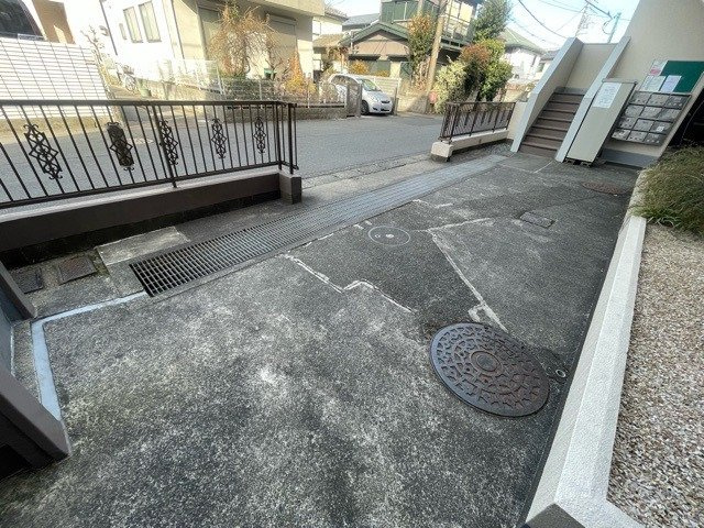 共用部分は、一棟の建物に住む区分所有者全員が共同で所有するとし、共用部分の管理、補修などは、区分所有者で形成される管理組合が行います。個人の判断で勝手に変更することはできませんので覚えておきましょう。