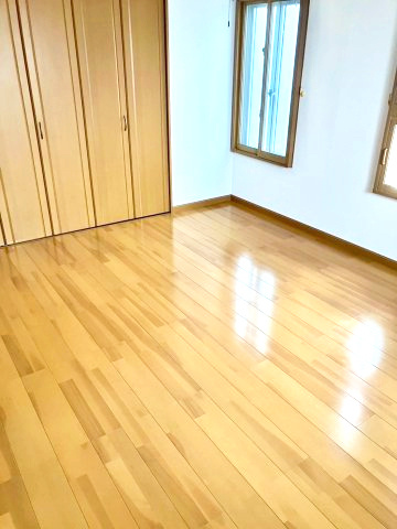 落ち着いた色調の洋室です