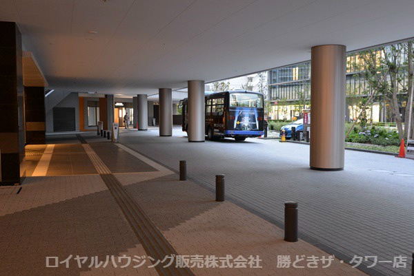 ワイド約10ｍをガラス張りとし最大約3.2ｍの高さとともに、床や壁に天然石をレイアウトした上質なグランドエントランス。　