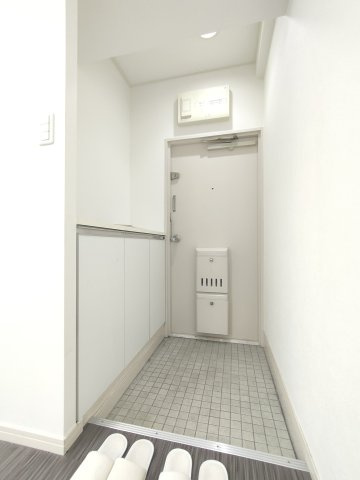 【玄関】　住まいの第一印象を決める玄関スペース「白」を基調とした清潔感ある落ち着いた雰囲気に仕上がっております。