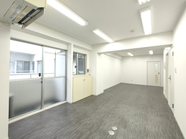 【洋室兼事務所】　開口部が広く、たくさんの陽を取り入れます。開放的な空間を演出します。