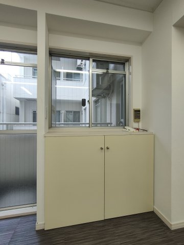 【収納】　散らかりがちな洋室に便利な収納スペースを確保しました。