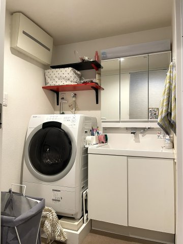 三面鏡の洗面台。洗濯機防水パン付き