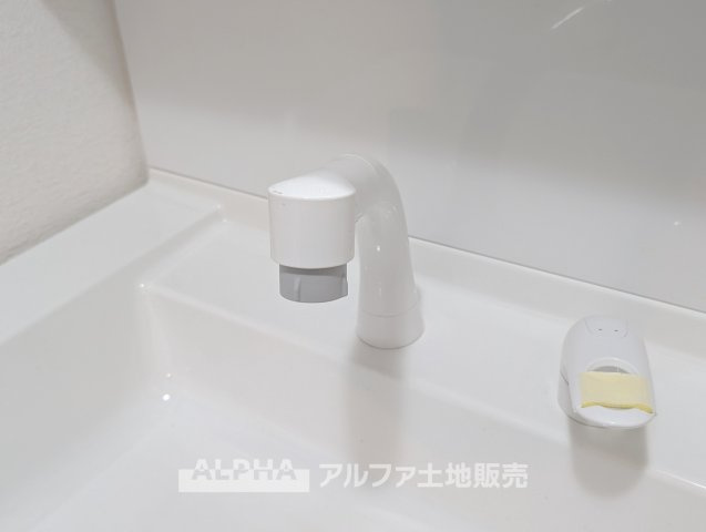 【Powder　room】　◆独立洗面台◆朝の身支度や帰宅後の手洗いも快適に行える独立洗面台。収納スペースも備えており、洗面用品をすっきり整理できる使い勝手の良い空間です。