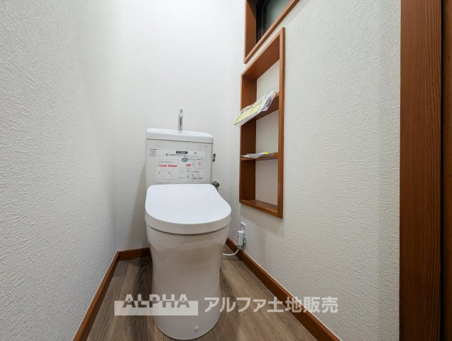 【Warm　water　flush　toilet】　◆温水洗浄便座付きトイレ◆お掃除も楽々。快適に過ごすためには今や欠かせない設備の一つです。壁掛けリモコンで使いやすくいつでも清潔に保てます。