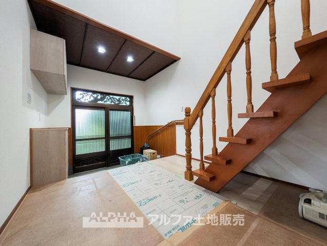 【Welcome　Space】　◆玄関◆帰宅時にほっとできる、穏やかな空気感の玄関。整った空間が日々の切り替えを自然にサポートし、来客時にも好印象を与えます。