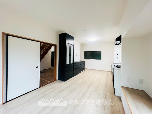 【Daily　Scene】　◆暮らしをつなぐ場所◆　「おはよう」から「おやすみ」まで、一日のさまざまな時間が交差するリビング。家族の何気ない毎日を、心地よく支える空間です。