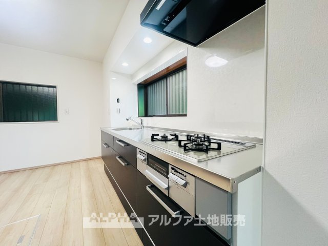 【Feel　at　Home】　◆自然と居場所になる◆料理をしながら会話が広がる、家族との時間を大切にできるキッチン。空間全体に統一感があり、住まいにやさしいぬくもりを感じられます。