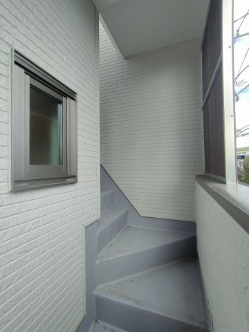 【屋上ルーフバルコニーへの階段】