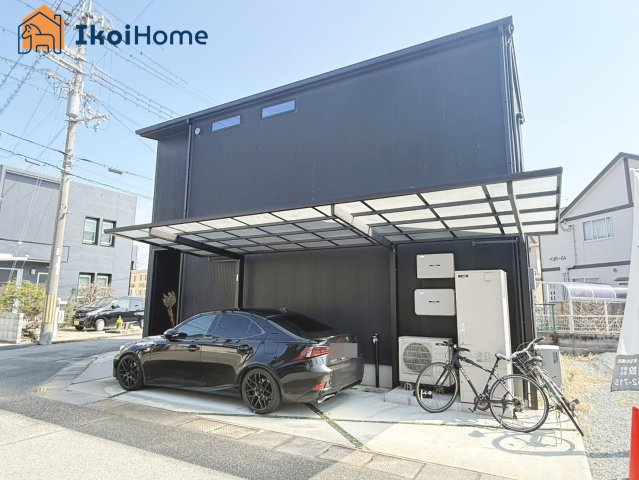 前面道路は広々しています。駐車がし易く、車の対面のすれ違いも楽にできます。　