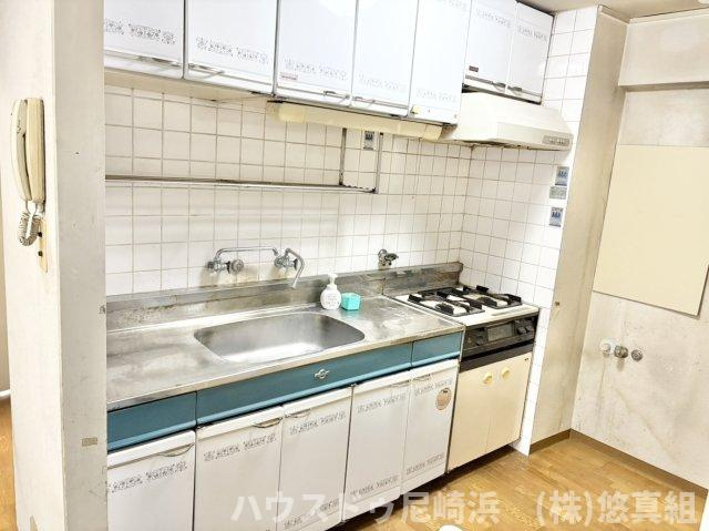 ■白を基調とした清潔感溢れるキッチンスペース。