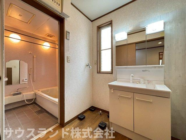 洗濯機置場に小窓があることで、換気のしやすさに配慮された洗面脱衣所。