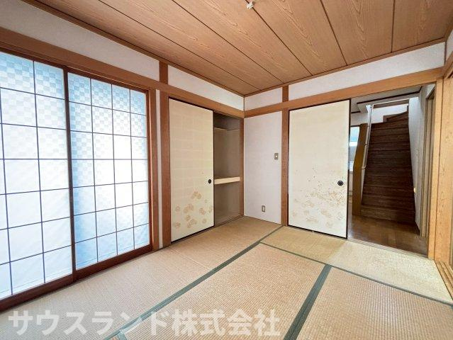 リビングには和室が隣接。リビングでおしゃべりしたり和室で横になって寛いだり。暮らしやすい間取りです。