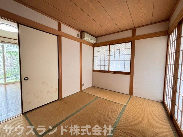 畳には湿度を調節してくれる効果があり、夏は涼しく、冬は暖かく過ごすことができます。