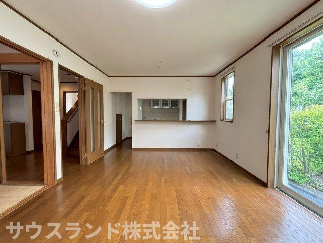 子供達と楽しく笑顔で暮らす、ゆとりのあるリビング。明るいリビングには自然と家族が集まりますね！