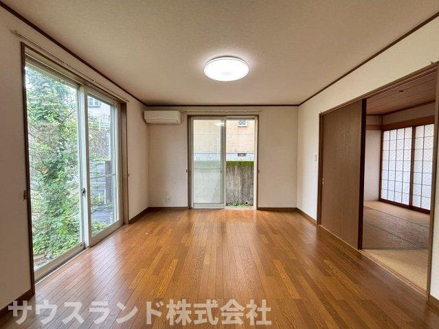 リビングは南×東に窓が大きく設けられており、自然光に包まれる明るく爽やかな空間に。