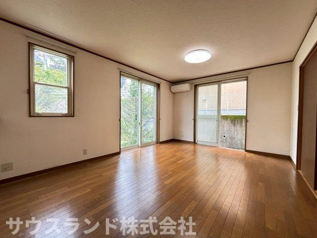 家族が集まる明るい窓辺。お気に入りのソファーを置いてゆったりくつろげます。