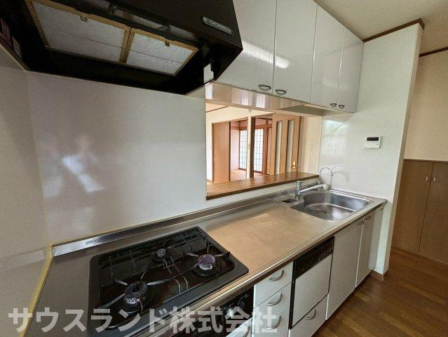 料理と会話が一体となる、快適なコミュニケーションスペースのダイニングキッチン。
