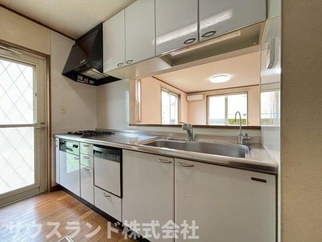 ゴミ出しの時など、何かと便利な勝手口付きです。