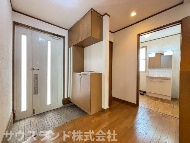スリット窓から自然光が差し込む明るい玄関。毎日を気持ちよくスタートできそうです。